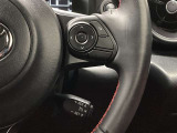 マルチインフォメーションディスプレイ内の表示切替や運転支援機能の操作をステアリングから手を放さず行うことができ、運転に集中できます。