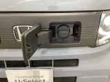 急速充電は車内のボタンを操作して開け、あとは充電コネクターを差すだけで充電開始します。簡単な充電操作と、フタの開け方を変えることで差し間違いを防げる安心感。
