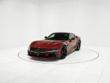 ツートンボディペインティングが施されており、Nero(ブラック)のルーフが車高の低さとシャープな造形を強調します。