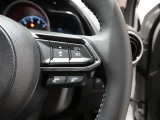 クルーズコントロール機能付きです。走行中に先行車の様子を検知しながら、設定した車速の範囲内で先行車との距離のキープを支援します。詳細は販売店スタッフまでおたずねください。