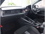 内装はシンプルに使い勝手を考え作られています。お車を運転する感覚をダイレクトに体感して頂けます。室内も広くロングドライブにも快適にお過ごしいただけます。