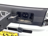 急速充電は車内のボタンを操作して開け、あとは充電コネクターを差すだけで充電開始します。簡単な充電操作と、フタの開け方を変えることで差し間違いを防げる安心感。