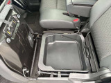 助手席シートアンダーボックス