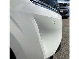 障害物を音で知らせてくれるセンサーが付いています。暗くて狭い場所でも車庫入れが安心できます。
