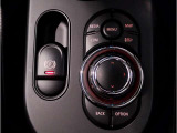 シフトレバー周辺に搭載されたiDrive(ナビのコントローラー)はドライバーの運転姿勢を崩さず、直感的に操作が可能で御座います