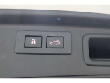 ☆電動リアゲート☆荷物で両手が塞がっていてもワンタッチボタンでリアテールゲートを自動で開閉できます。