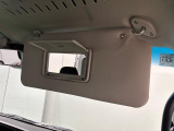 サンバイザー(運転席(バニティミラー&チケットフォルダー付)・助手席)付いてます。