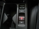 電動パーキングブレーキを搭載。スイッチ操作でパーキングブレーキを作動・解除することが可能ですので、操作の力が不要ですよ♪