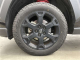 純正アルミ。タイヤサイズは225/60R18、現在は夏タイヤ装着で残り溝は約6ミリです