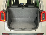リクライニングの角度が調整できたり折りたたんだり、いろいろな使い方ができる広くて使い勝手のいい荷室。※一部、角度調整などができない車種もございます