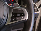 運転中にもオーディオの音量やFMの切り替えなどステアリングでの操作で切り替え可能なため、ステアリングから手を放す必要がない為、運転中でも操作が簡単でございます。