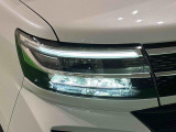 対象物が見やすく白く明るい光で夜間走行をサポートするフルLEDヘッドランプ(サイドビューランプ、クリアランスランプ、オートレベリング機能付き)を装備