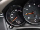 【認定中古車整備】ポルシェセンターでは納車前整備でエンジンルーム、下回りを含む全111項目の点検整備を行いまして、ご納車しておりますので安心してお乗り頂けます。