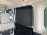 ロール式シェードが出てきます!車内の温度を安定して保てます♪強い日差しもシャツトダウンしてくれます☆