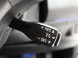 クルーズコントロール機能付きです。走行中に先行車の様子を検知しながら、設定した車速の範囲内で先行車との距離のキープを支援します。詳細は販売店スタッフまでおたずねください。