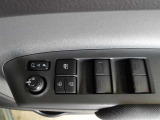 パワーウィンドウスイッチで運転席から全席の窓の開閉ができます。