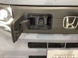普通充電はフタを直接押し、充電コネクターを差すだけで充電開始します。