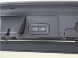 テールゲートには、スイッチ一つで開閉可能な電動開閉機能を装備。また、リアバンパーの下で足を動かすだけで開閉できる、ハンズフリー・オープニング/クロージング機構も搭載しています。