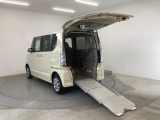 日頃から車いすを利用し、クルマのシートへの乗り移りが難しい方におすすめです。車いすに乗ったまま移動できるので、車いすをご利用の方の移動をサポートするとともに、介護する方の負担を軽減します。