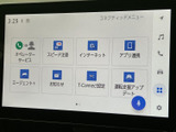 大きく見やすい画面にメニューが整理され、目的の項目を探しやすい構成です。ナビやオーディオに加え、各種連携メニューも表示され、日々の移動を便利にサポートします。