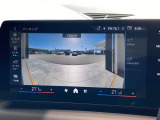 車の先端より更に先を見渡せるパノラマビュー。左右の状況も判断しやすくなるので、狭い路地を走る際に重宝します。