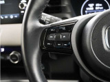 ハンドルにオーディオ操作用スイッチを備え、手を放さずに操作可能。安全性と利便性を両立しています。