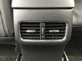 後部座席にもエアコン吹き出し口がしっかり装備されています。