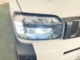 白く明るい光で夜間走行をサポートするLEDヘッドランプを搭載