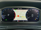 【Digital Cockpit Pro】基本の速度計とタコメーターの表示に加え、中央にドライビングデータやマップなどを少ない視線移動で視認できます。