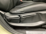 手動のレバーを使って、シートの高さや背もたれの角度を変えることができます。