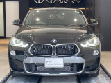 【キドニーグリル】BMWの代名詞。一目見ただけでBMWであると認識できる確固たるアイコンとして存在感を放ちます。キドニーグリルは80年以上続く伝統の形でございます。変わらないこだわりのデザインが、