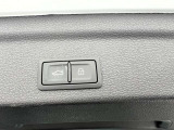●オートマチックテールゲート『ボタン一つでリアゲートの開閉が可能です。』 ※トランクの下に、足を出し入れすると自動で開くモデルもございます。