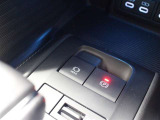 「HOLD」スイッチを押し、システムONの状態にしておくことで、渋滞や信号待ちなどでブレーキを踏んで停車した時にブレーキを保持。アクセルを踏むと解除されます。