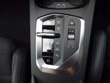 BMWの電子式シフトレバーはシンプル設計で機能的です。誤操作防止機能になっています。