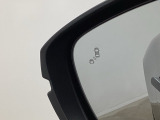 斜め後ろに存在する車を探知。その方向のドアミラー鏡面上にマークを表示し、存在をお知らせしてくれます。また、その方向にウインカーを操作すると、マークの点滅と警告音で注意を促します!
