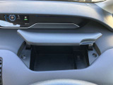 ダッシュボードに収納スペースがございますので、運転席から離れることなく、小物を出し入れすることができます。