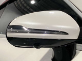 ウィンカー内蔵ドアミラーを開発したのは『メルセデス・ベンツ』です。他車からの視認性が高まり、事故の可能性を低減させています。更に、点灯部分はドライバーの視界に入らないように設計されています。