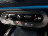 MINIの運転席操作部は、中央に構えるディスプレイが最大の特徴です。航空機を思わせるトグルスイッチなど、直感的で遊び心のあるメカニカルな操作感が、ゴーカートのような走りの高揚感を高めます。