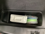 フロア下にもちょっとした収納スペースがございます。