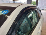 【ドアバイザー】雨の日でも窓を少し開けて換気可能。車内を快適に保ち、日常の使用も安心です。