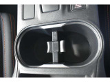 フロントカップホルダー装備ペットボトルなども置くことができます。