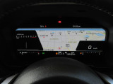 運転に必要な情報をグラフィカルに表示し、少ない視線移動で瞬時に認識できる先進的な液晶メーター。こちらはナビゲーション情報と連携する「地図画面」になります。