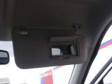 運転席のサンバイザーにバニティーミラーが付いています。身だしなみのチェックができますね。