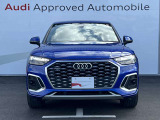 シングルフレームグリルはAudiの象徴的なデザイン要素であり、一目でAudiとわかるスタイル、大きくて迫力のある形状が車のスポーティな印象を強調しており、魅力的なデザインとなっています。