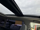 室内に心地いい解放感を。パノラマムーンルーフ付きです。キャンプで星空を眺められます!