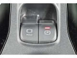 パーキングブレーキは便利な電動式!ボタン一つで操作でき、アクセルを踏めば自動で解除されます、レバーやペダルが無いので運転席廻りもすっきりしますね