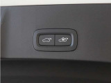 テールゲートには、スイッチ一つで開閉可能な電動開閉機能を装備。また、リアバンパーの下で足を動かすだけで開閉できる、ハンズフリー・オープニング/クロージング機構も搭載しています。
