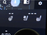 ステアリングヒーターと前席にシートヒーター&シートベンチレーションを装備しております。