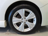 純正のアルミホイール装着車です。タイヤサイズは215/50R17です。