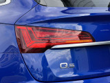Audiのテールライトは、スタイリッシュで洗練されたデザインが特徴で、多くのモデルでLEDテールライトを採用しております。また、テールライトには動的ウィンカー機能が搭載されているモデルもあります。